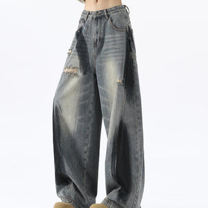 Bending knife deconstruction spray painting to make old jeans