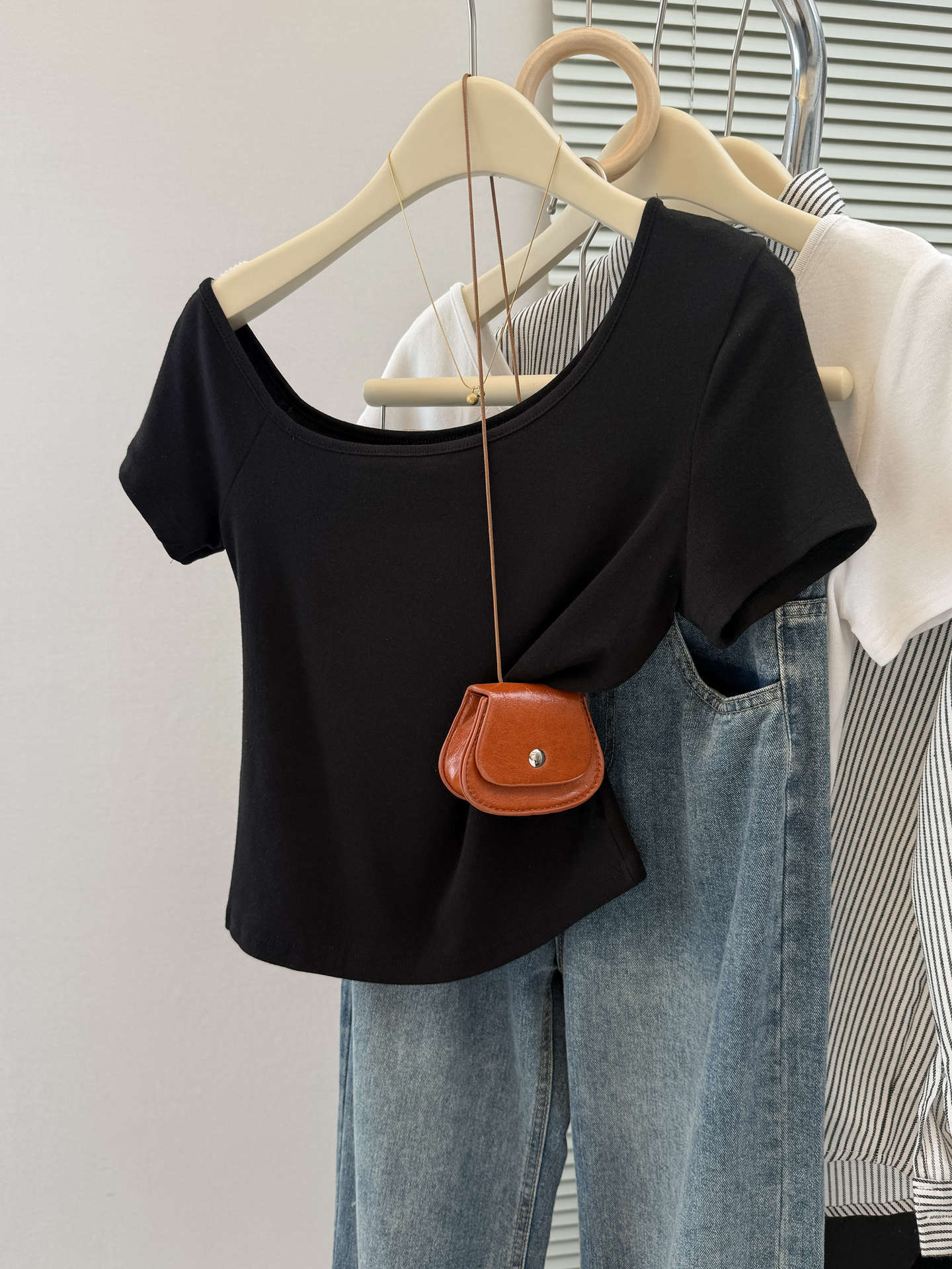 Style Solid Color Off-the-Shoulder Short Sleeve T-Shirt for Women, Slim Fit Short Length Half-Sleeve Top