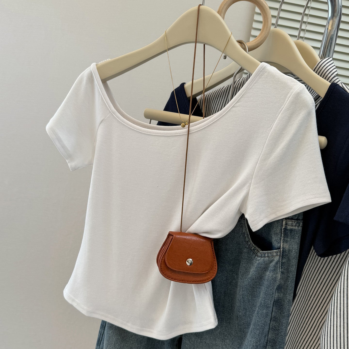 Style Solid Color Off-the-Shoulder Short Sleeve T-Shirt for Women, Slim Fit Short Length Half-Sleeve Top