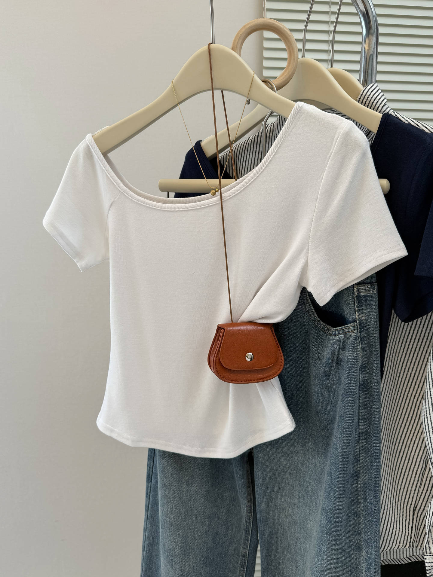 Style Solid Color Off-the-Shoulder Short Sleeve T-Shirt for Women, Slim Fit Short Length Half-Sleeve Top